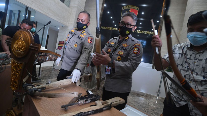 Deretan Barang Bukti Milik 23 Tersangka Teroris, Ada Panah hingga Senjata Api - Bagian 2