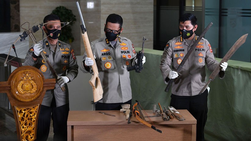 Deretan Barang Bukti Milik 23 Tersangka Teroris, Ada Panah hingga Senjata Api - Bagian 1