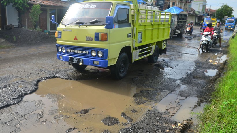 Jalan Pantura Rembang Rusak Lagi, Masyarakat Sebut Aspal Gemblong