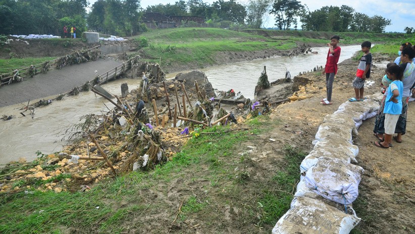Jembatan Desa Anggaswangi Grobogan Roboh Diterjang Arus Deras Sungai