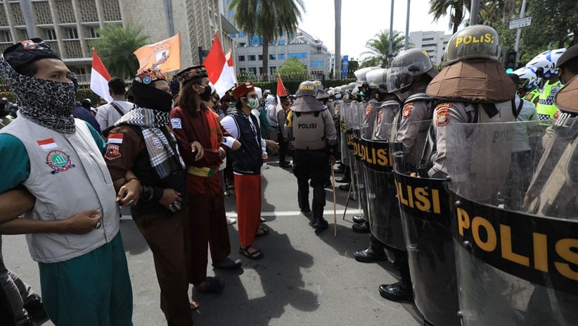 Aksi Saling Dorong Aparat dan Massa 1812, Polisi Tangkap Diduga Provokator - Bagian 4