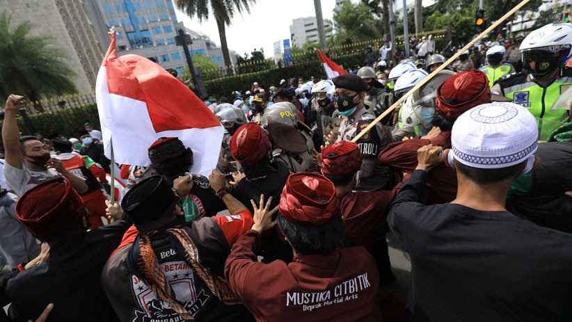 Aksi Saling Dorong Aparat dan Massa 1812, Polisi Tangkap Diduga Provokator - Bagian 1