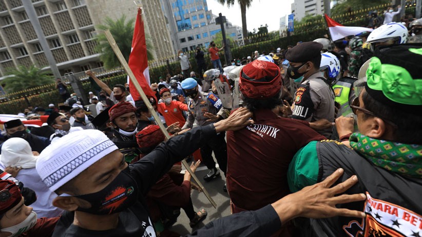 Aksi Saling Dorong Aparat dan Massa 1812, Polisi Tangkap Diduga Provokator - Bagian 2