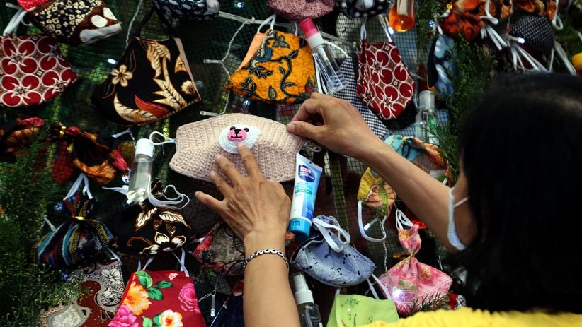 Warga Muslim Surabaya Merangkai Pohon Natal dari Ribuan Masker