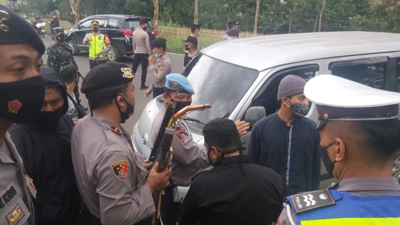 title 6 Pria Bawa Busur dan Panah Hendak Ikut Aksi 1812? Kapolresta: Masih Pendalaman 6 Pria Bawa Busur dan Panah Hendak Ikut Aksi 1812? Kapolresta: Masih Pendalaman