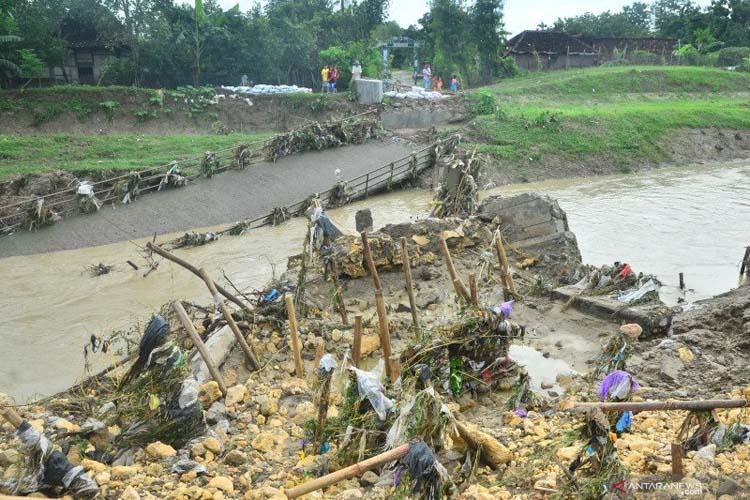 Jembatan di Grobogan Ambrol Diterjang Arus Sungai Jajar