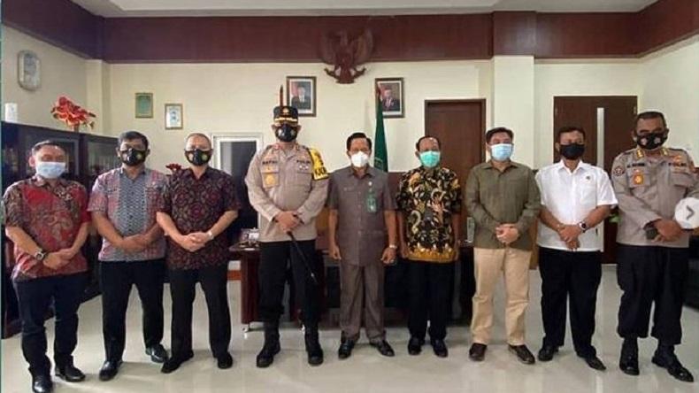 title Jalin Sinergitas, Kapolda Maluku Sambangi Pengadilan Tinggi di Kota Ambon Jalin Sinergitas, Kapolda Maluku Sambangi Pengadilan Tinggi di Kota Ambon