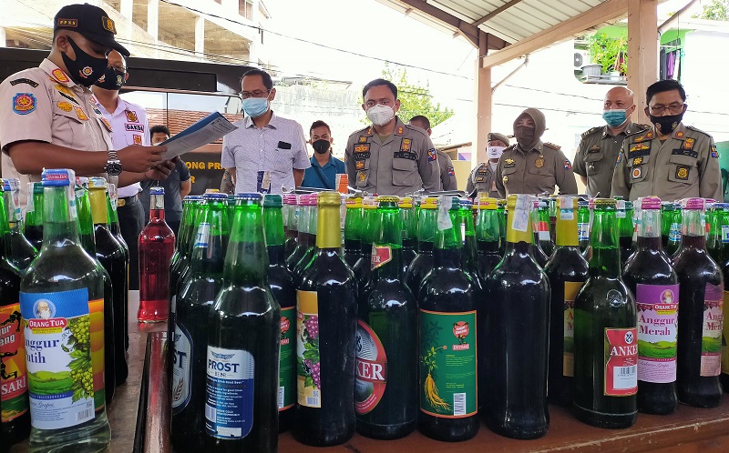 Patroli Rutin di Perbatasan Indonesia Malaysia, Petugas Sita 144 Botol Minuman Keras Berbagai Merek Hasil Selundupan