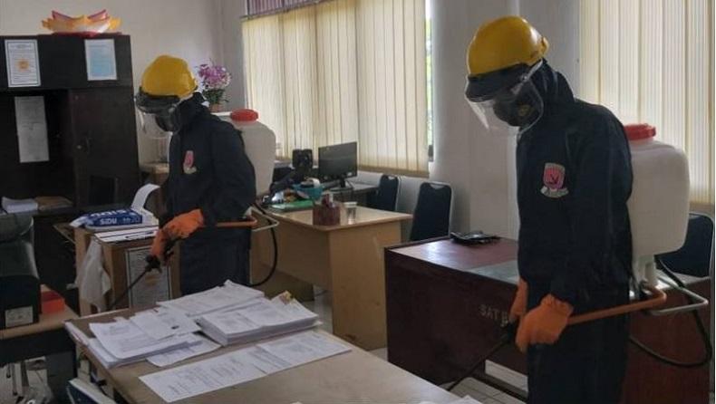 Cegah Penyebaran Covid, Personel Gegana Polda Maluku Semprot Markas dengan Disinfektan