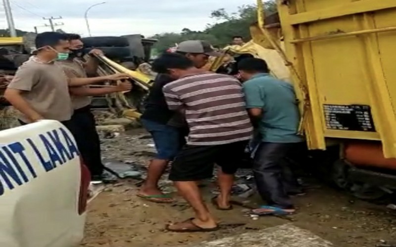 Tabrakan 2 Truk di Jalinsum, Korban Tewas Terluka Parah
