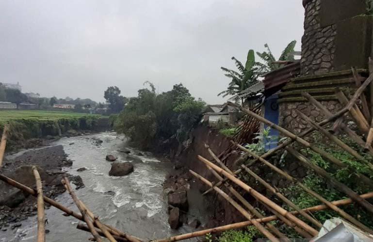 8 Rumah Di Banyumas Rusak Akibat Tebing Sungai Longsor, 30 Warga Mengungsi