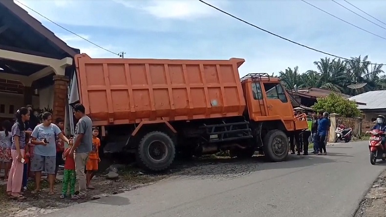 title Tak Kuat Menanjak, Truk Jalan Mundur Tabrak Motor dan Rumah Warga di Pematangsiantar Tak Kuat Menanjak, Truk Jalan Mundur Tabrak Motor dan Rumah Warga di Pematangsiantar