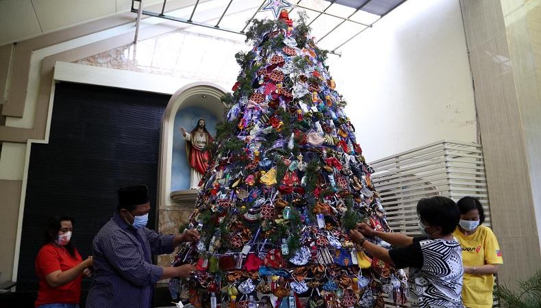Warga NU Rangkai Pohon Natal dari Ribuan Masker di Gereja Katolik Kristus Raja Surabaya
