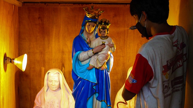 Melihat Proses Pembuatan Patung Rohani - Bagian 1