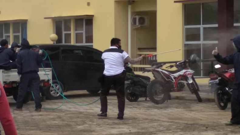 Kasus Covid-19 Meningkat, Bhabinkamtibmas Bersama Tim Relawan Bangka Barat Semprot Cairan Disinfektan