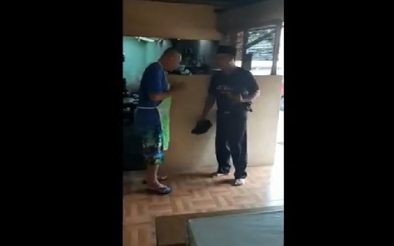 Ada-Ada Saja,  Kades di Klaten Bayar Nasi Goreng dengan Sepatu Dinas