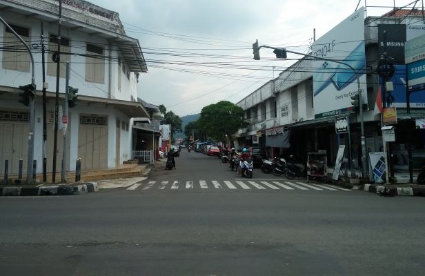 Gara-Gara Spanduk Provokatif, Kawasan Prapatan Mambo Majalengka Jadi Buah Bibir