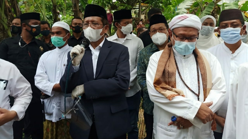 title Kakak Tertua Dimakamkan di Pamekasan, Mahfud MD: Beliau Sosok Motivator Pendidikan Agama di Keluarga Kakak Tertua Dimakamkan di Pamekasan, Mahfud MD: Beliau Sosok Motivator Pendidikan Agama di Keluarga
