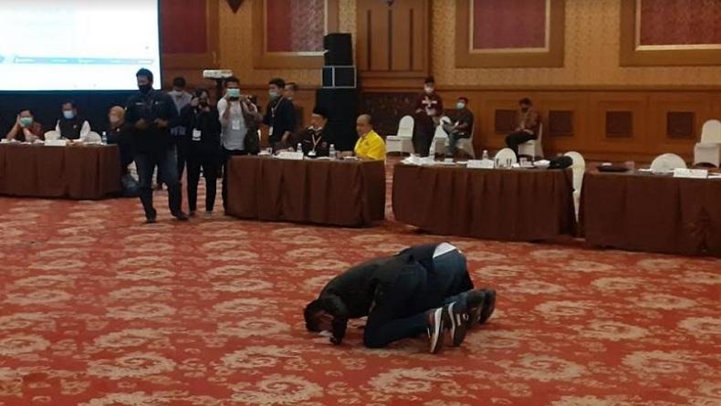 KPU Tetapkan Al Haris-Sani Pemenang Pilkada Jambi, Saksi Paslon Sujud Syukur