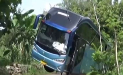 Video Bus Terperosok ke Sawah akibat Andalkan Google Maps di Gunungkidul 