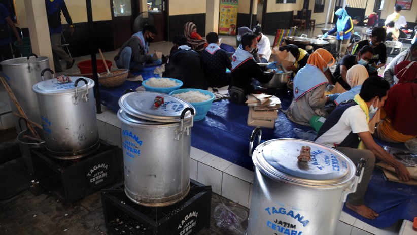 Dapur Umum Ini Salurkan 14.300 Nasi Bungkus untuk Korban Banjir Pamekasan - Bagian 2