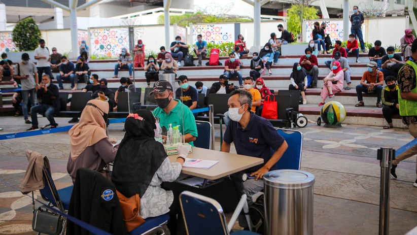 Begini Antrean Calon Penumpang Pesawat Rapid Test Antigen di Bandara Soetta - Bagian 2