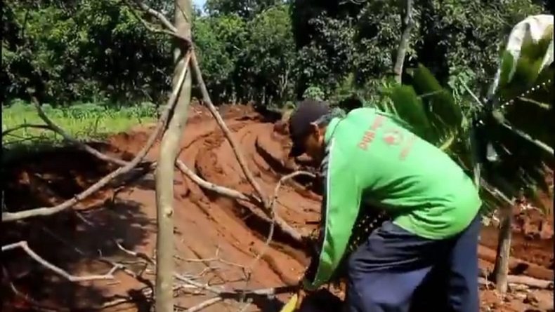 Jalan Hancur Akibat Truk Tanah, Warga Indramayu Blokade Pintu Masuk Areal Tambang