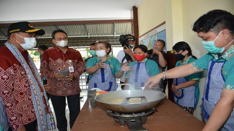 Penyandang Disabilitas Netra di Manado Produksi Abon Ikan Cakalang dan Sambal Roa