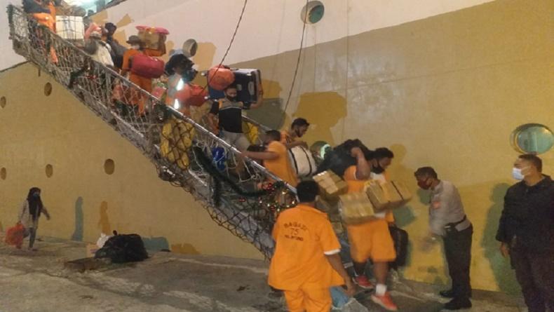 Jelang Nataru, Tim Gabungan Perketat Pemeriksaan Penumpang Kapal di Pelabuhan Bitung