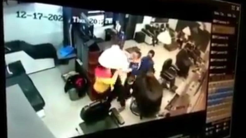 Customer Pukul Tukang Cukur di Barbershop Berakhir Damai, Netizen: Semudah Itu Ferguso