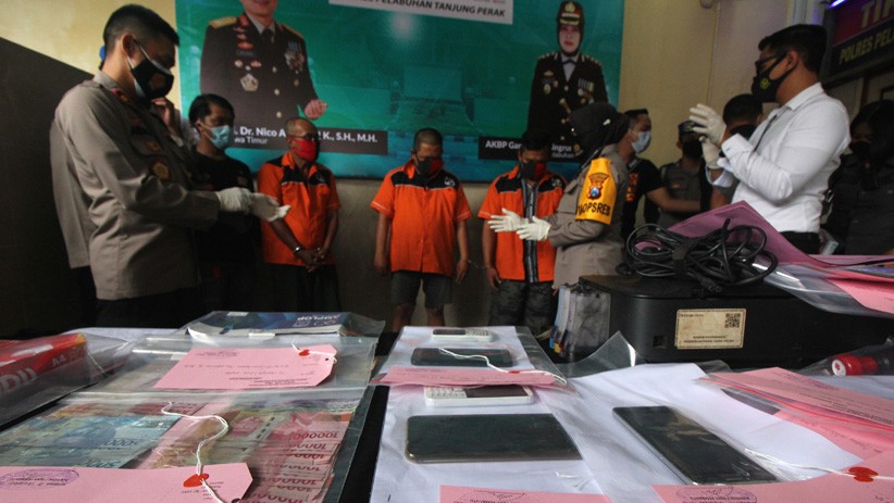 Polisi Tangkap 3 Tersangka Pembuat Dokumen Hasil Rapid Test Palsu - Bagian 1