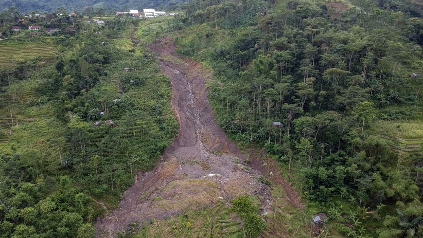 Tanah Bergerak, Rumah Warga Pekalongan Amblas hingga 40 Cm - Bagian 2