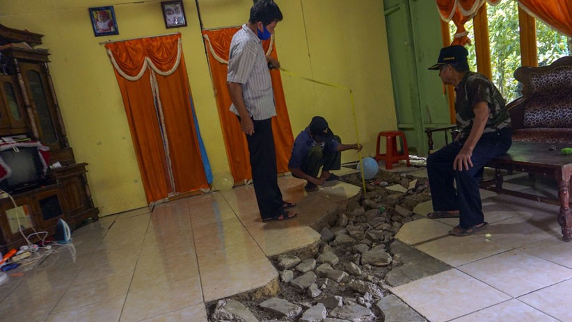 Tanah Bergerak, Rumah Warga Pekalongan Amblas hingga 40 Cm Tanah Bergerak, Rumah Warga Pekalongan Amblas hingga 40 Cm