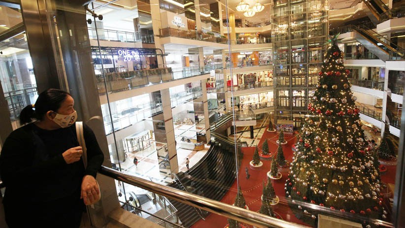 Penampakan Pohon Natal Raksasa di Dalam Mal Jakarta - Bagian 5