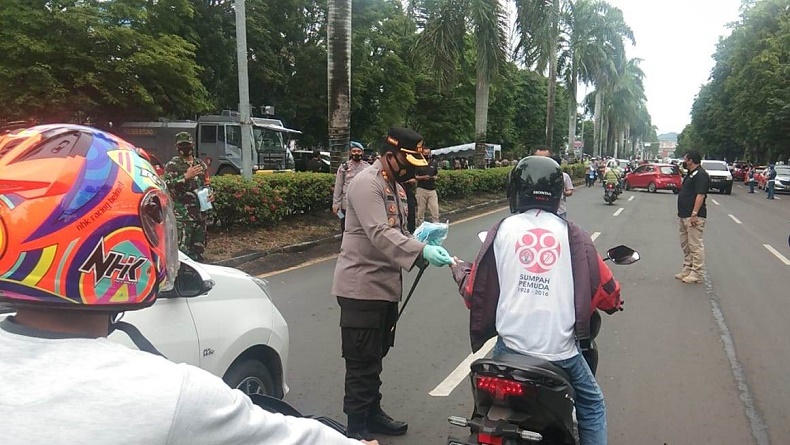 Kapolres Bitung-Forkopimda Bagikan 8.000 Masker kepada Pengguna Jalan