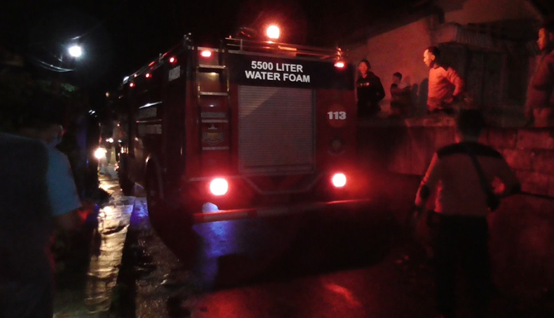 Dini Hari, Gudang Barang Bekas di Medan Hangus Terbakar