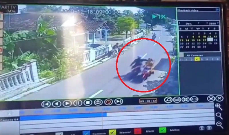 Terekam CCTV, Jambret di Mojokerto Tarik Kalung Korban hingga Nyaris Celaka 
