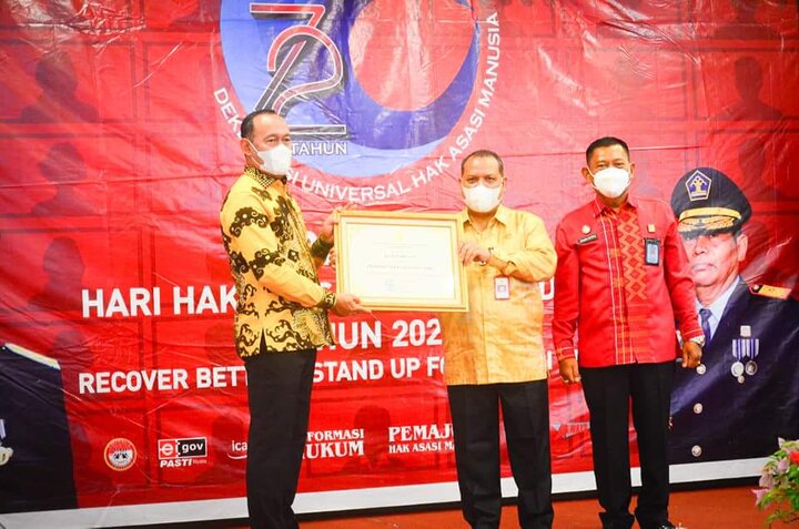 title Bupati Tebo Terima Penghargaan Menkumham tentang Pelayanan Publik Berbasis HAM Bupati Tebo Terima Penghargaan Menkumham tentang Pelayanan Publik Berbasis HAM
