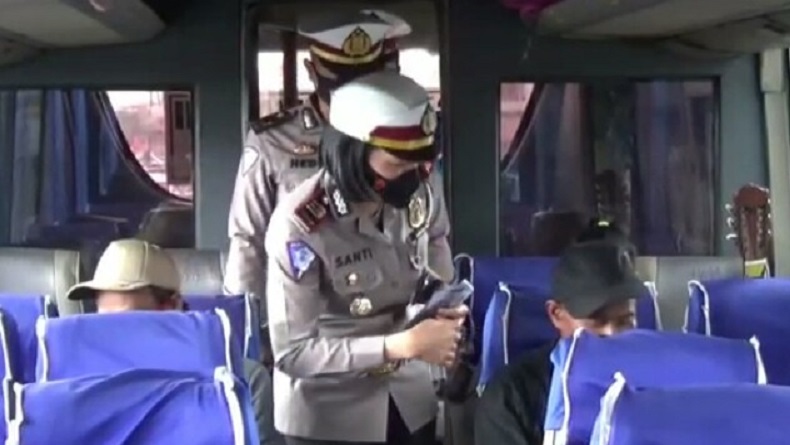 Operasi Lilin Lodaya 2020, Satlantas Cimahi Tegur Kondektur Bus Tak Pakai Masker