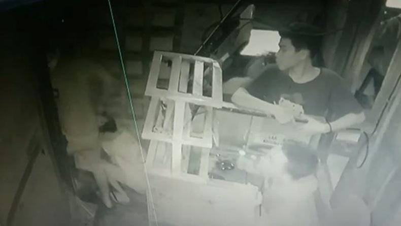 Terekam CCTV, Kepala Lingkungan di Medan Jambak dan Seret Bocah di Warnet