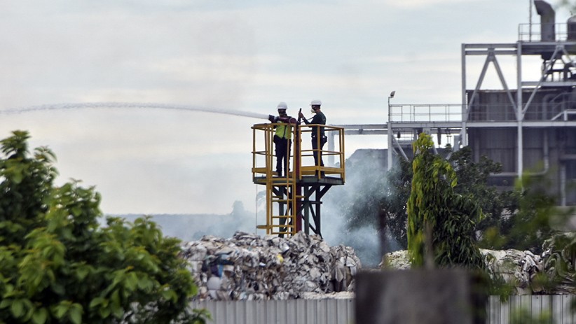 Pabrik Bahan Baku Kertas Kebakaran di Cikarang - Bagian 1