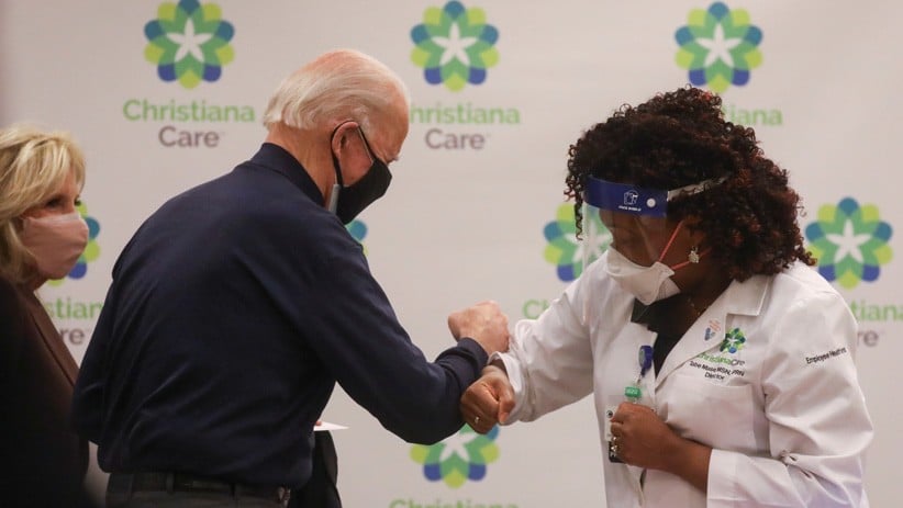 Momen Joe Biden Disuntik Vaksin Covid-19, Disiarkan Langsung Televisi - Bagian 4