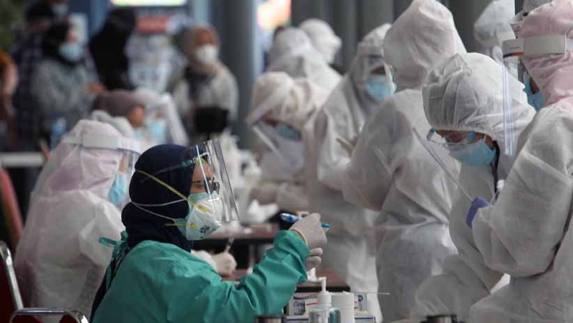 Ribuan Calon Penumpang Kereta Rapid Test Antigen di Stasiun Senen - Bagian 4