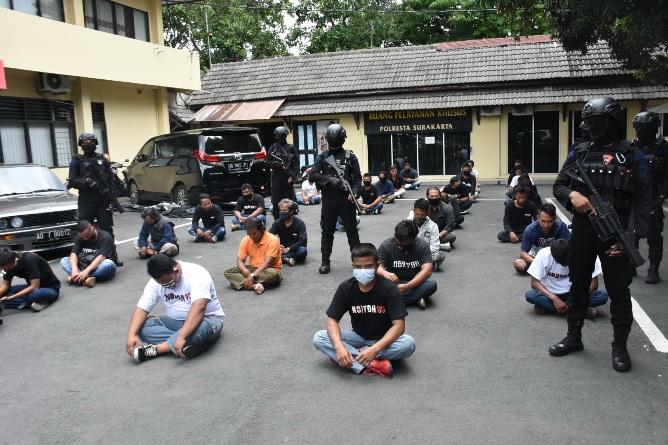 title Geruduk Kantor BPR di Solo, Puluhan Orang Ditangkap Polisi Geruduk Kantor BPR di Solo, Puluhan Orang Ditangkap Polisi