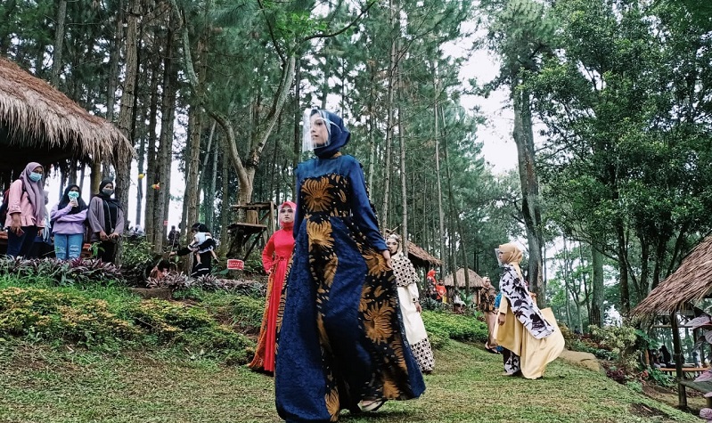 Hari Ibu, Siswi dan Guru di Pasuruan Ini Gelar Fashion Show di Tengah Hutan 