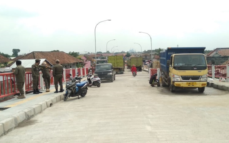 Uji Beban, 24 Truk Pasir Parkir di Atas Jembatan Musi VI Palembang