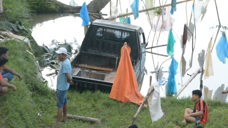 Lepas Kendali, Pikap di Sumbar Terjun ke Jurang 20 Meter dan Masuk Kolam Ikan