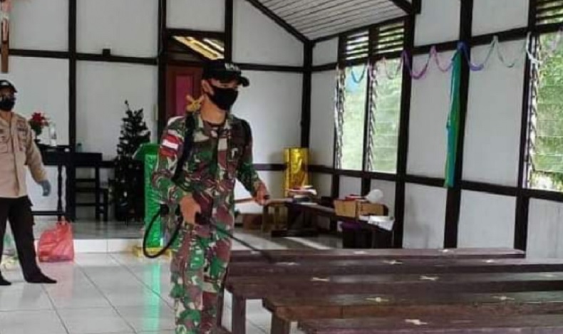  Jelang Natal, TNI Semprot Disinfektan di Gereja Wilayah Perbatasan 