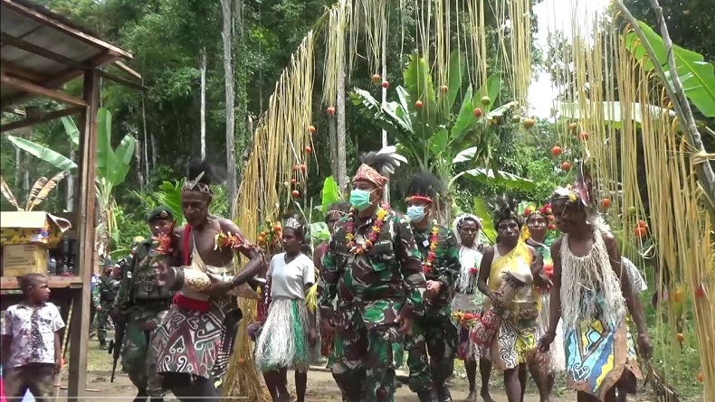 title Anggota TNI Berikan Hadiah Natal Berupa Gereja untuk Warga Perbatasan Papua Nugini Anggota TNI Berikan Hadiah Natal Berupa Gereja untuk Warga Perbatasan Papua Nugini