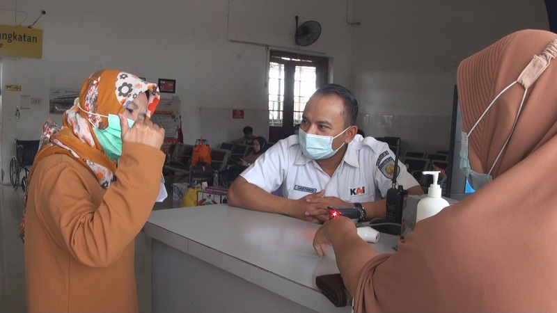 title Gagal Berangkat karena Rapid Antigen, Calon Penumpang Kereta Marah Kembalikan Tiket Gagal Berangkat karena Rapid Antigen, Calon Penumpang Kereta Marah Kembalikan Tiket